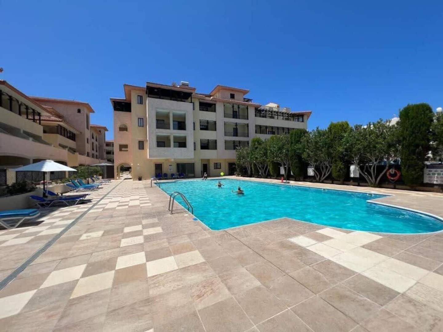 Queens Gardens Paradise Vip, Pool, Mall, Sea Paphos Exterior photo