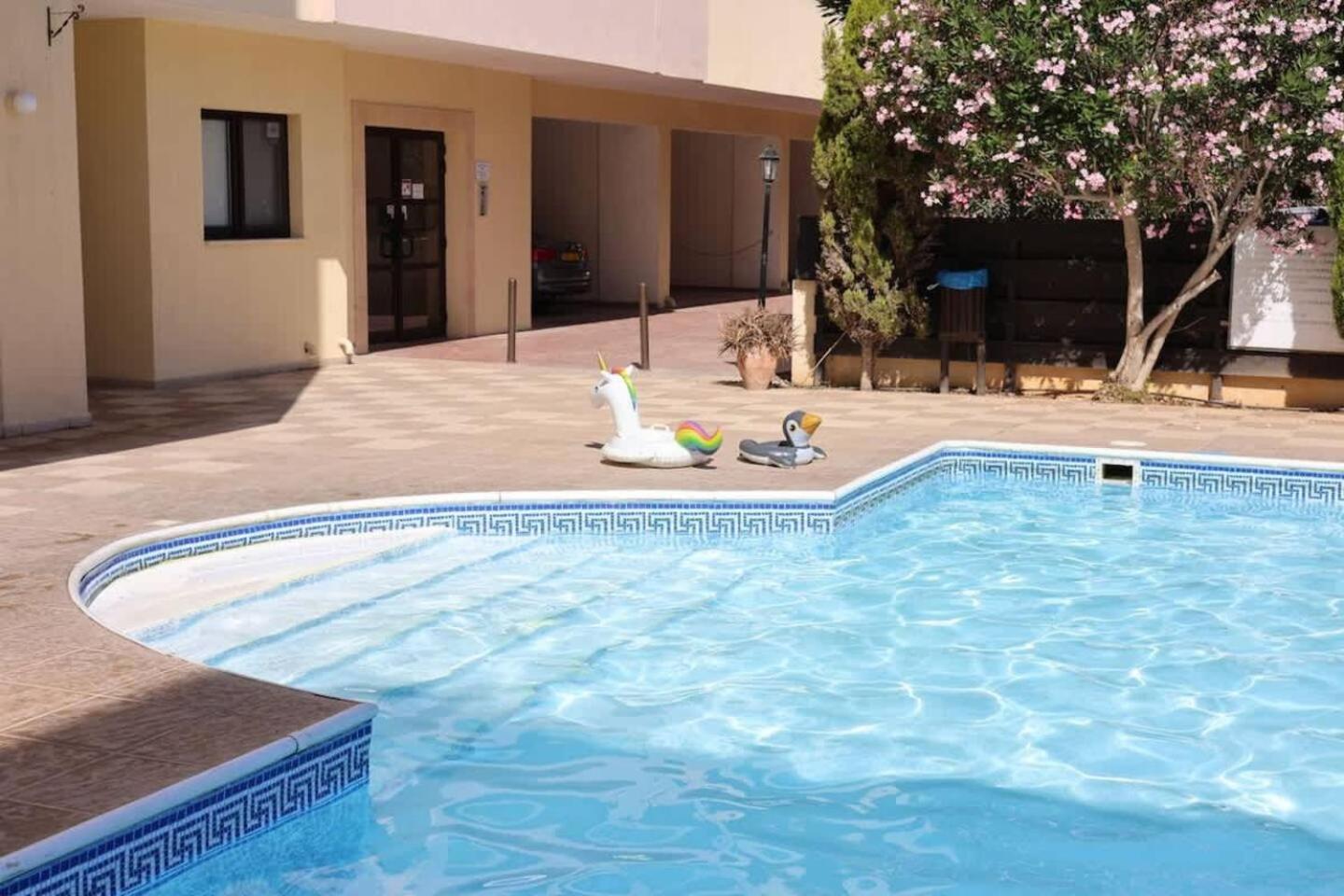 Queens Gardens Paradise Vip, Pool, Mall, Sea Paphos Exterior photo